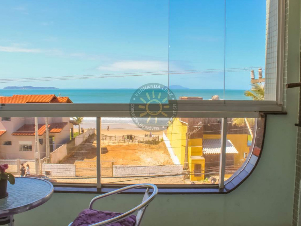 Apartamento de frente, contendo bela vista para o mar, localizado a 20 metros da praia de Quatro Ilhas em Bombinhas - Exclusivo.