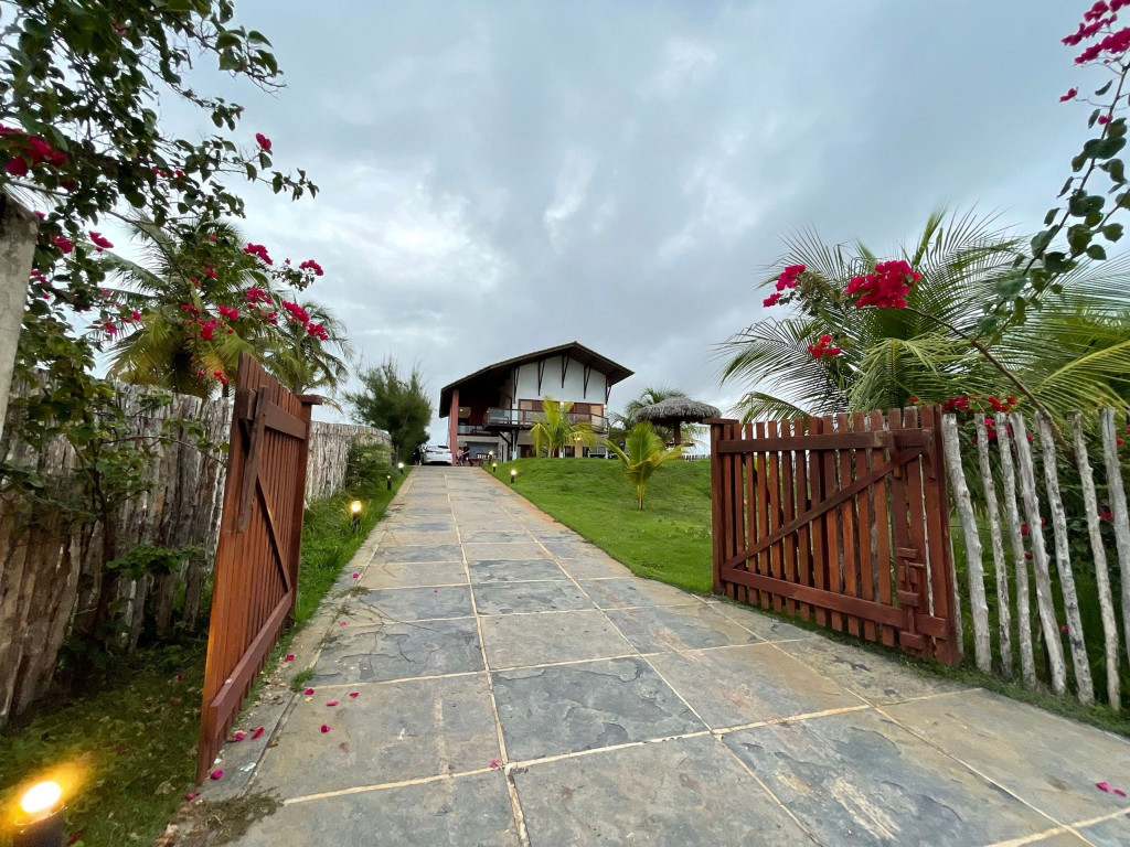Casa com 5 suítes e área de lazer completa na melhor localização da Praia do Coqueiro