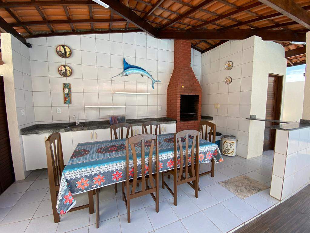 Casa bem arejada com varanda e 1º andar nascente, área de lazer com piscina e churrasqueira!